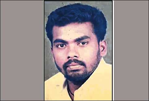 செல்போன் கடை ஊழியர் படுகொலை மனைவி, மாமனார் தலைமறைவு