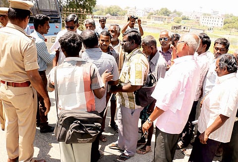 நெல்லை கலெக்டர் அலுவலகம் முன்பு மாற்றுத்திறனாளிகள் மறியல்