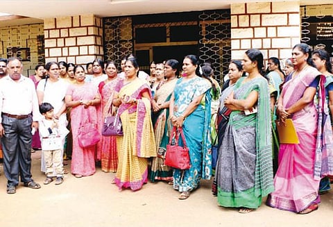 விடுமுறை அறிவிக்கப்பட்டது தெரியாமல் கல்லூரிக்கு வந்த மாணவிகள் ஏமாற்றத்துடன் திரும்பி சென்றனர்