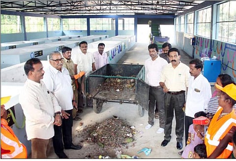 திடக்கழிவு மேலாண்மை திட்டத்தில் குப்பைகளை அரைக்கும் நவீன எந்திரம்