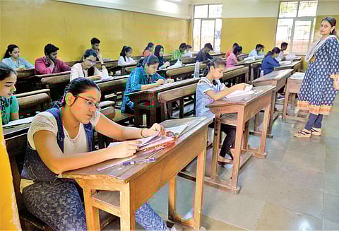 12-ம் வகுப்பு பொதுத் தேர்வு தொடங்கியது