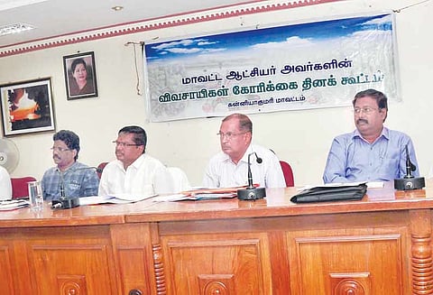 குறைதீர்க்கும் கூட்டத்தில் அதிகாரிகளுடன் விவசாயிகள் வாக்குவாதம்