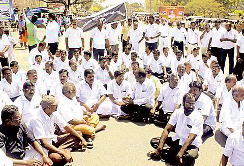 சிவகங்கையில் வக்கீல்கள் மறியல் போராட்டம்