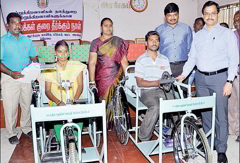 மாற்றுத்திறனாளிகளுக்கு சென்சார் பொருத்தப்பட்ட ஊன்றுகோல் கலெக்டர் வழங்கினார்