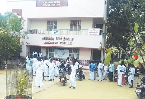 அ.தி.மு.க. பதாகை கிழிக்கப்பட்ட சம்பவத்தில் டி.டி.வி.தினகரன் ஆதரவாளர் கைது