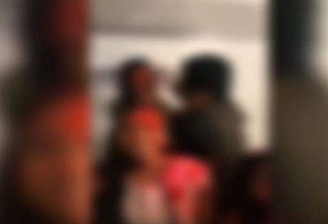 டி.வி. நிகழ்ச்சியில் மைனர் பெண்ணுக்கு முத்தம் பாடகர் மீது பாலியல் புகார்