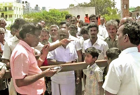 ரெயில்வேக்கு சொந்தமான பாதையை மூடுவதற்கு பொதுமக்கள் எதிர்ப்பு