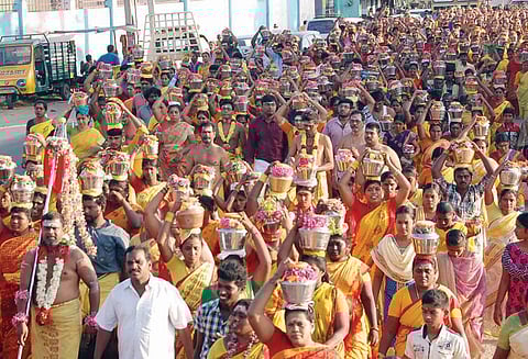 பக்தர்கள் பால்குடம் எடுத்து ஊர்வலம்