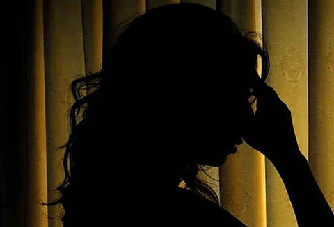 வெளிநாட்டில் வேலைக்கு சென்ற பெண்ணை வீட்டில் அடைத்து வைத்து கொடுமை