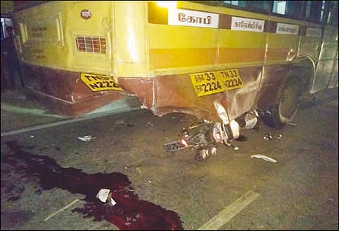 பஸ் மீது மோட்டார்சைக்கிள் மோதியது கல்லூரி மாணவர் உள்பட 3 பேர் சாவு