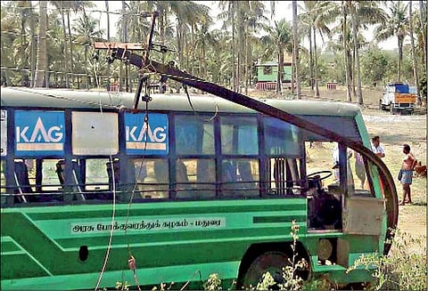 பெரியகுளம் அருகே டிரைவருக்கு திடீர் வலிப்பு ஏற்பட்டதால் மின்கம்பத்தில் அரசு பஸ் மோதியது