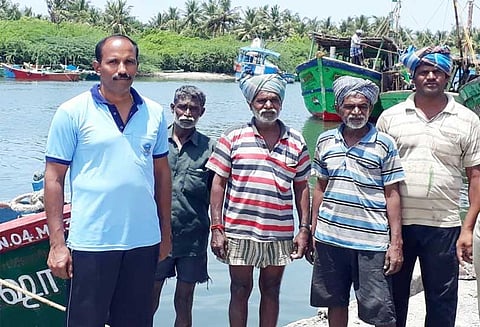 படகு என்ஜின் பழுதானதால் நடுக்கடலில் தவித்த 4 மீனவர்கள், கடலோர காவல்படையினர் மீட்டனர்