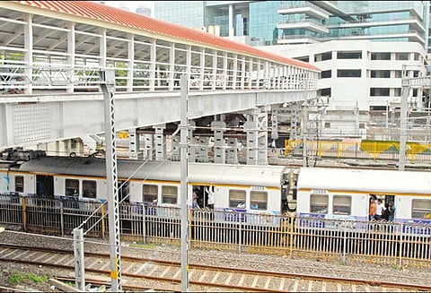 எல்பின்ஸ்டன்ரோடு - பரேல் இடையே கட்டப்பட்டு உள்ள புதிய நடைமேம்பாலம்