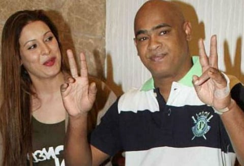 பிரபல இந்தி பாடகர் அன்கித் திவாரியின் தந்தையை தாக்கிய வினோத் காம்பிளியின் மனைவி