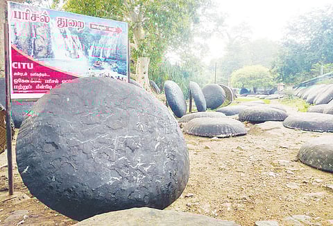 ஒகேனக்கல்லுக்கு நீர்வரத்து வினாடிக்கு 7,100 கனஅடியாக குறைந்தது பரிசல் இயக்க தொடர்ந்து தடை