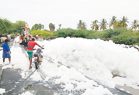 திருமணிமுத்தாறு தரைப்பாலத்தில் தேங்கிய ரசாயனம் கலந்த நுரை போக்குவரத்து பாதிப்பு