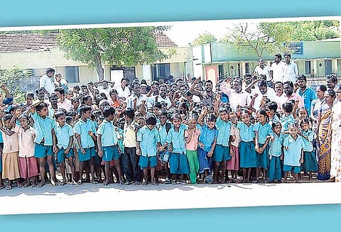 ஆசிரியர் காலி பணியிடங்களை நிரப்ப வலியுறுத்தி அரசு பள்ளியை முற்றுகையிட்டு போராட்டம்