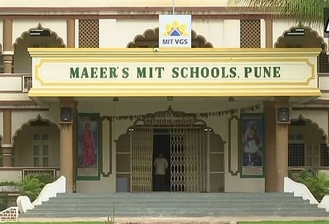 மாணவிகளின் உள்ளாடை நிறம் பற்றி விதிகள் பிறப்பித்த பள்ளி கூடத்திற்கு எதிராக பெற்றோர் போராட்டம்