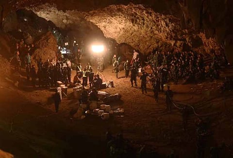 தாய்லாந்து குகையில் சிக்கியுள்ள 13 பேரை மீட்க கடும் முயற்சி ; கடற்படை வீரர் பலி