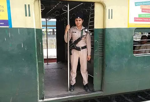 ரெயில் பயணி டுவிட்டரில் வெளியிட்ட செய்தியை அடுத்து அவாத் எக்ஸ்பிரஸில் இருந்து 26 சிறுமிகள் மீட்பு