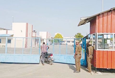 சத்துணவு முட்டை வினியோகத்தில் முறைகேடு: தனியார் நிறுவனத்தில் வருமான வரித்துறையினர் சோதனை