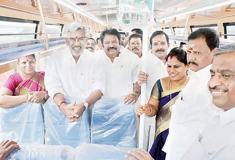 திருச்சியில் இருந்து சேலத்துக்கு கண்டக்டர்கள் இல்லாத நவீன பஸ்கள் அமைச்சர்கள் தொடங்கி வைத்தனர்