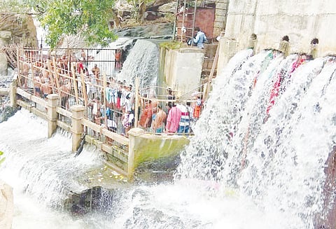 காவிரி ஆற்றில் நீர்வரத்து குறைந்ததால் ஒகேனக்கல்லில் சுற்றுலா பயணிகள் குவிந்தனர்