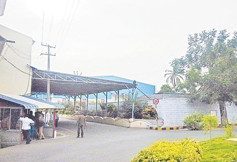 வருமான வரித்துறை சோதனை 4-வது நாளாக நீடிப்பு: சத்துணவு முட்டைக்கு வழங்க வேண்டிய ரூ.10 கோடி முடக்கம்