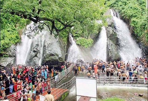 குற்றாலம் மெயின் அருவிக்கு தண்ணீர் வரத்து குறைந்தது