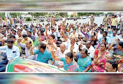 சாலை மறியலில் ஊரக வளர்ச்சித்துறை அனைத்து சங்கங்களின் கூட்டமைப்பினர் 197 பேர் கைது