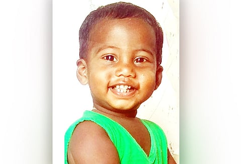 மோட்டார் சைக்கிள் மீது அரசு பஸ் மோதல்; 1 வயது குழந்தை தலை நசுங்கி பலி