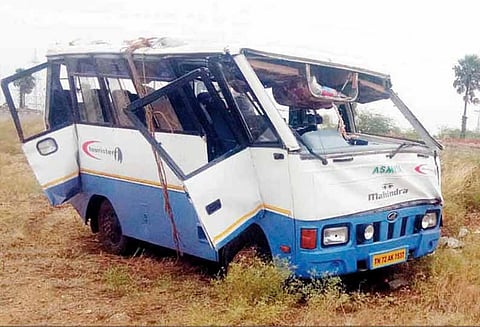 கங்கைகொண்டான் அருகே வேன் கவிழ்ந்து டிரைவர்-பெண் பலி