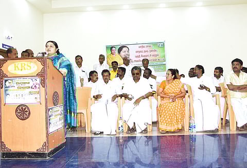 தனிக்கட்சி தொடங்குவதா? அ.தி.மு.க.வில் இணைந்து வழிநடத்துவதா? தொண்டர்களிடம் கருத்து கேட்டார் ஜெ.தீபா