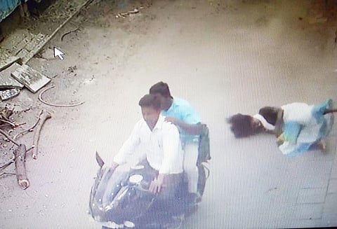 வங்கியில் இருந்து வெளியே வந்த பெண்ணிடம் ரூ.90 ஆயிரம் பறிக்க முயற்சி