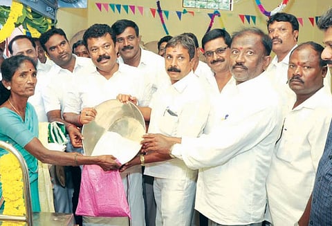 பாலிகானபள்ளியில் பகுதி நேர ரேஷன் கடை அமைச்சர் பாலகிருஷ்ணரெட்டி திறந்து வைத்தார்