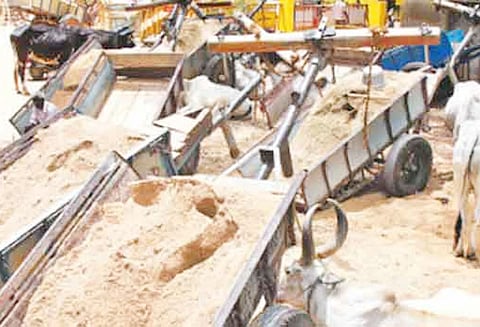 பாபநாசம் அருகே அனுமதியின்றி மணல் ஏற்றி வந்த 8 மாட்டு வண்டிகள் பறிமுதல்