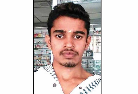 மைல்கல் மீது மோட்டார்சைக்கிள் மோதிய விபத்தில் மருந்துக்கடை உரிமையாளர் பரிதாப சாவு