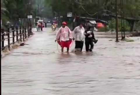 குஜராத்தில் வெள்ளம்: தேசிய பேரிடர் மீட்பு குழு விரைந்தது