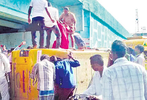தஞ்சை மேம்பாலத்திற்கு அடியில் ஷேர் ஆட்டோ கவிழ்ந்தது குழந்தை உள்பட 6 பேர் காயம்