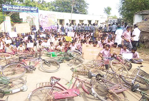 பள்ளி கட்டிடம் கட்டித்தரக்கோரி மாணவ-மாணவிகள் சாலை மறியல்