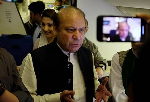 லாகூரை நோக்கி கட்சி தொண்டர்கள் படையெடுப்பு, நவாஸ் செரீப் விமானம் இஸ்லாமாபாத் திருப்பப்பட்டது