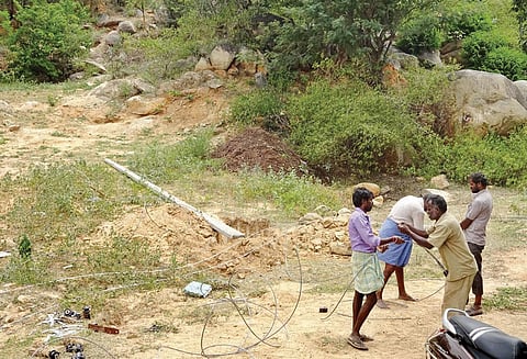 கொங்கனப்பள்ளி கிராமத்தில் மின்இணைப்பு வழங்கும் பணி தீவிரம்