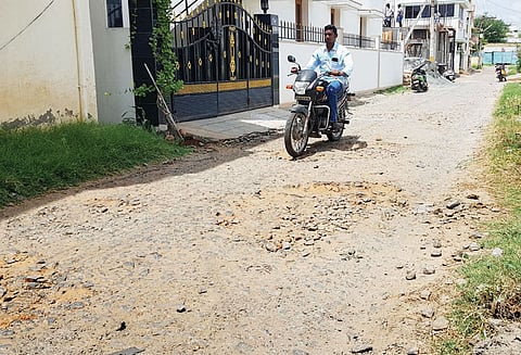 நாமக்கல்லில் குண்டும், குழியுமான சாலையால் விபத்து அபாயம்