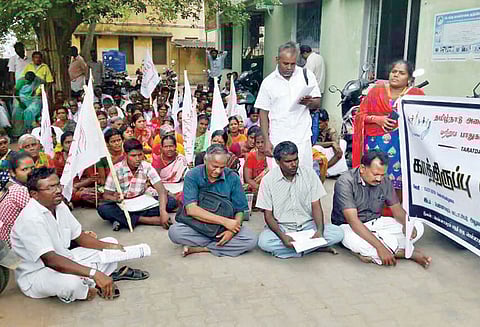 தாலுகா அலுவலகம் முன்பு மாற்றுத்திறனாளிகள் காத்திருப்பு போராட்டம்