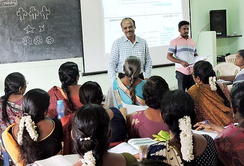 புதிய பாடத்திட்டம் குறித்து ஆசிரியர்களுக்கு பயிற்சி