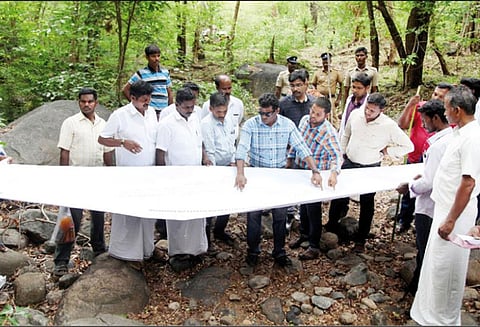 மலைக் கிராமங்களில் சாலை அமைக்க 6 கிலோ மீட்டர் நடந்து சென்று கலெக்டர் ஆய்வு