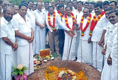 ஆரணி உட்கோட்டத்தில் ரூ.21 கோடி மதிப்பில் சாலை அமைக்கும் பணி - அமைச்சர் தொடங்கி வைத்தார்