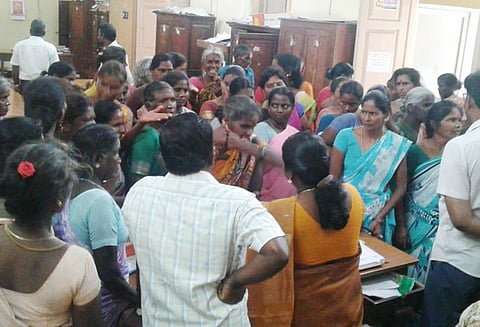 ரேஷன் கடை விற்பனையாளர் மீது நடவடிக்கை எடுக்கக்கோரி தாலுகா அலுவலகத்தை பொதுமக்கள் முற்றுகை