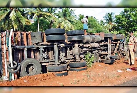 மொபட் மீது மோதிய லாரி பள்ளத்தில் கவிழ்ந்த