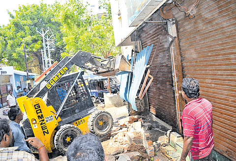 பெரம்பூர் பகுதியில் சாலையோர ஆக்கிரமிப்புகளை அகற்றுவதில் பாரபட்சம்